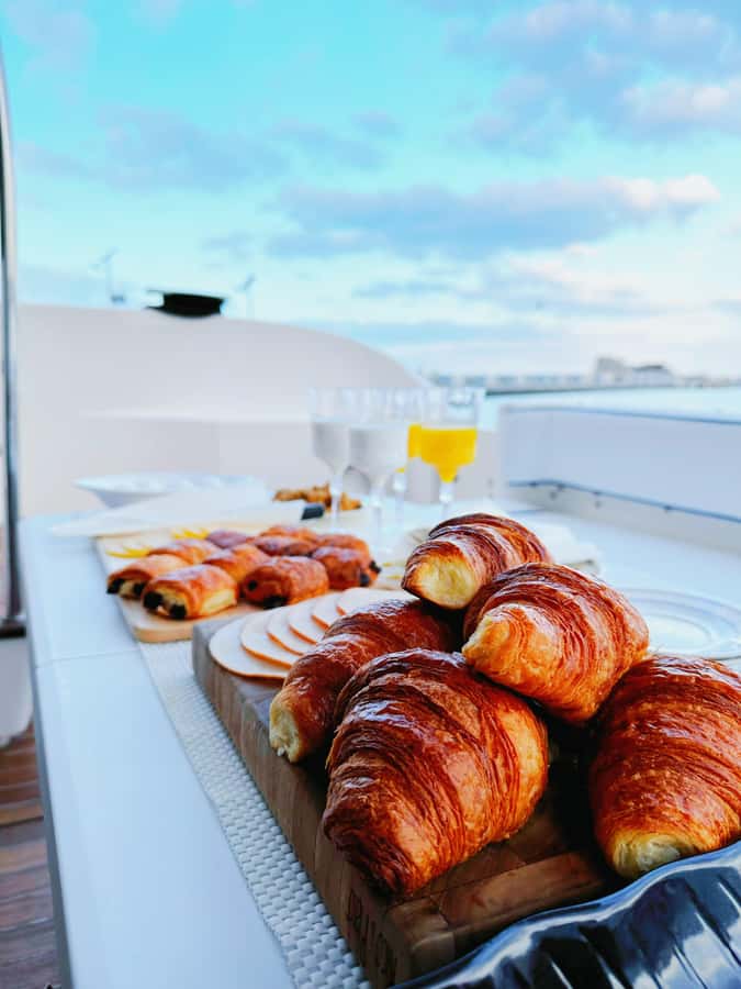 Dubai: Private Luxury Yacht Cruise + Optional Breakfast - A three-hour outing with an unhurried pace