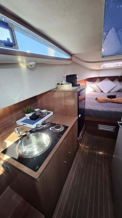 Dubai : Private Yacht Tour with Swimming at Palm Jumeirah - Palm Jumeirah and Atlantis photo stops