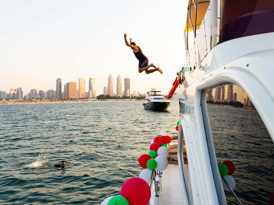 Dubai: Yacht Cruise with Swimming, Snorkeling and BBQ Lunch - The crew makes the difference