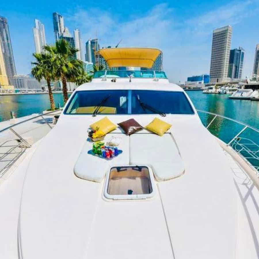 Dubai:Yacht Sightseeing with 30mins Jet-ski on Ain Dubai - A photo stop near Atlantis