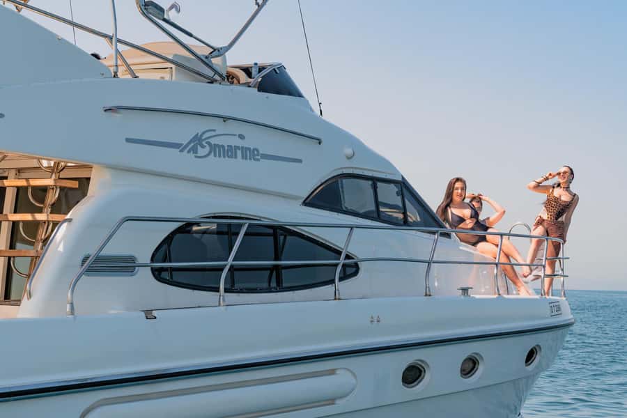 Dubai Yacht Tour - Boat Trip upto 12 guests Private event - Two hours for a better balance