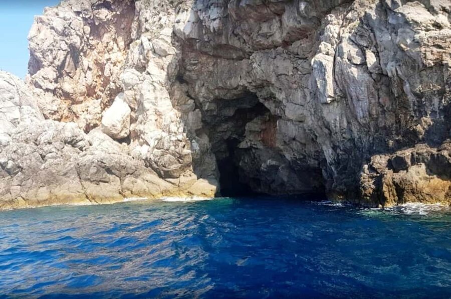Dubrovnik: Private Luxury Yacht Tour to the Elaphite Islands - What is included, and what you still need