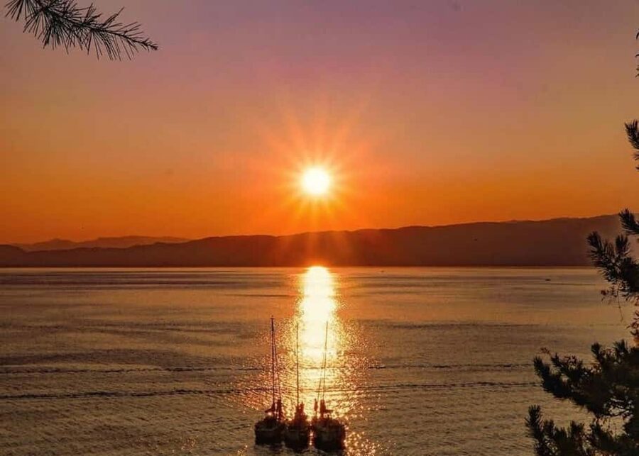 Dubrovnik:Romantic Sunset with a bottle of wine on a yacht - Key Points