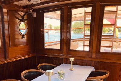 Evening aperitif tour aboard the motor yacht Fitzgerald