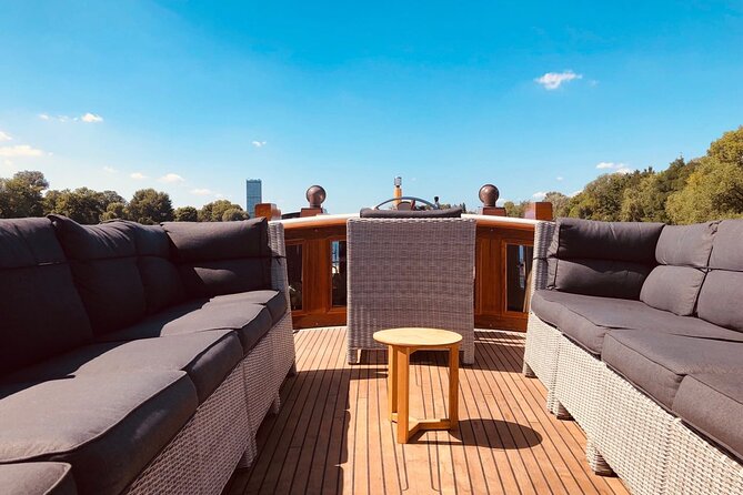 Evening aperitif tour aboard the motor yacht Fitzgerald - A final look at the Berlin Victory Column