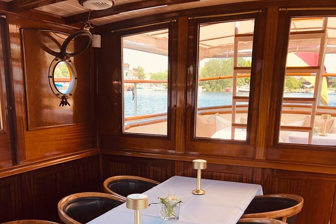 Evening aperitif tour aboard the motor yacht Fitzgerald - Wine, cocktails, and lounge music instead of commentary