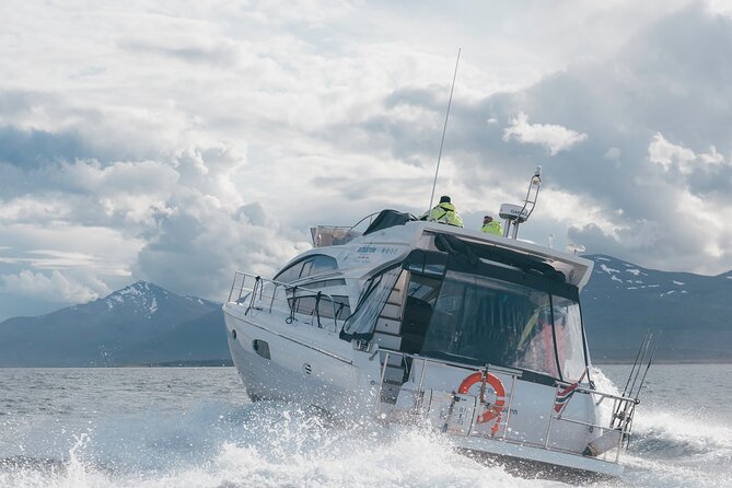 Fjordcruise - Luxury Yacht Arctic Queen - Leaving Tromsø for Håkøya