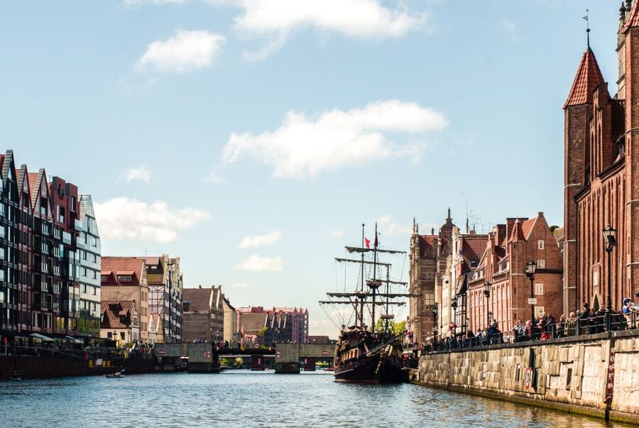 Gdańsk: Motlawa River Yacht Cruise - The Green Bridge, Crane, and old waterfront