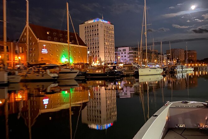Gdansk: Scenic Evening Yacht Cruise with Welcome Drink - From the Footbridge to Gdańsk’s illuminated center