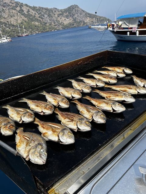 Gocek: Yacht Trip and 12 Island Full-Day Tour with Lunch - What lunch, seating, and service are really like
