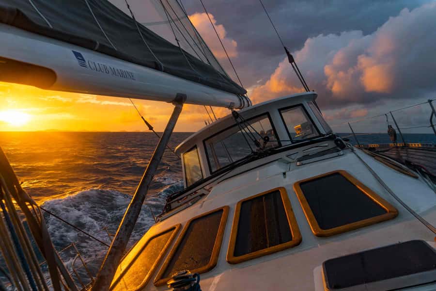 Hobart: Luxury Yacht Scenic Sailing Tour with Snacks - Casting off on the Derwent