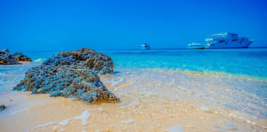 Hurghada: Paradise Island Yacht Cruise, Lunch & Snorkeling - Beach time, lunch, and water activities