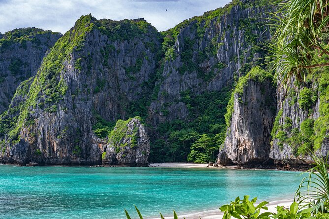 Hype Yacht : VIP Tour Phi Phi Island & Maya Bay from Phuket - The return sail turns into a sunset party