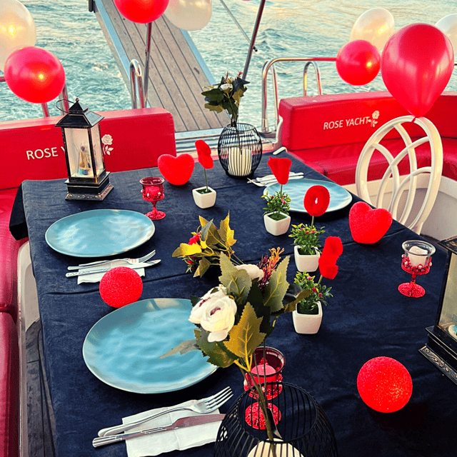 İstanbul: Bosphorus Private Yacht Cruise with Tea and Coffee - Seeing Istanbul from the water