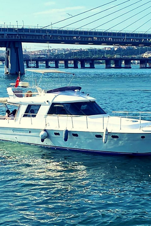 İstanbul: Bosphorus Private Yacht Cruise with Tea and Coffee - Looking across to the Asian shore