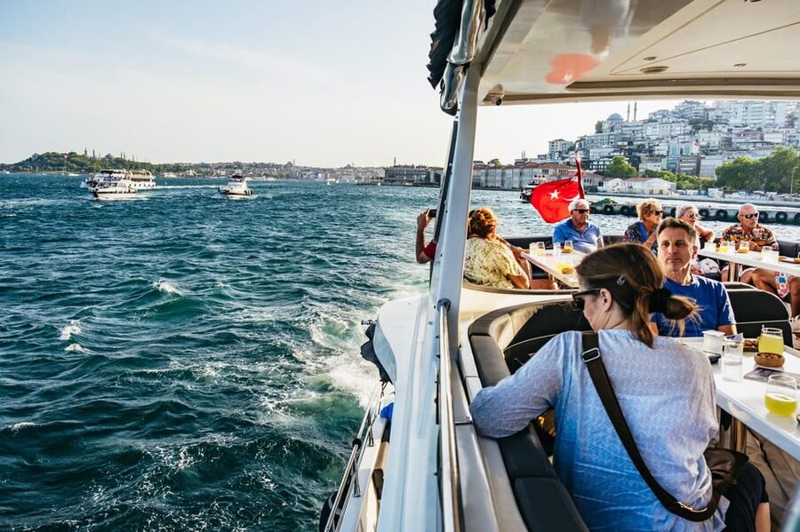 Istanbul: Bosphorus Sunset Cruise on a Luxury Yacht - Why an evening on the Bosphorus works so well