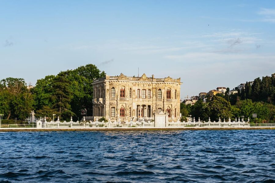 Istanbul: Bosphorus Sunset Cruise on a Luxury Yacht - Beylerbeyi Palace, Uskudar, and Maiden’s Tower