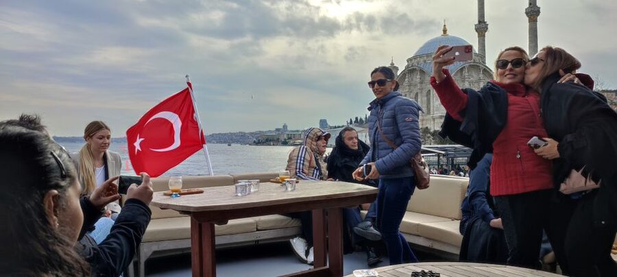 Istanbul: Bosphorus Sunset Cruise on Yacht with Live Guide - Maiden’s Tower and the best sunset photographs