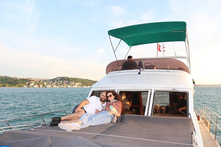 Istanbul: Bosphorus Yacht Cruise at Sunset with Snacks - Why a Bosphorus sunset cruise works so well
