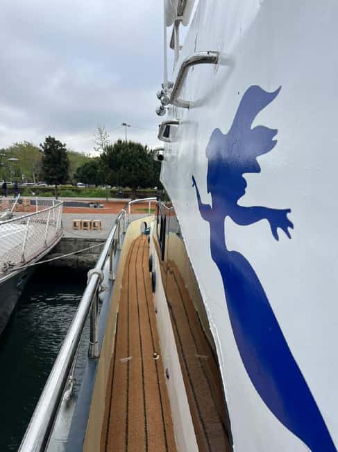 Istanbul: Bosphorus Yacht Cruise with Golden Horn View - Rumeli Fortress and the open Bosphorus
