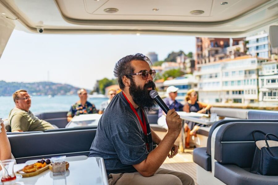 Istanbul: Bosphorus Yacht Cruise with Stopover on Asian Side - Anatolian Fortress, Beylerbeyi, and Üsküdar