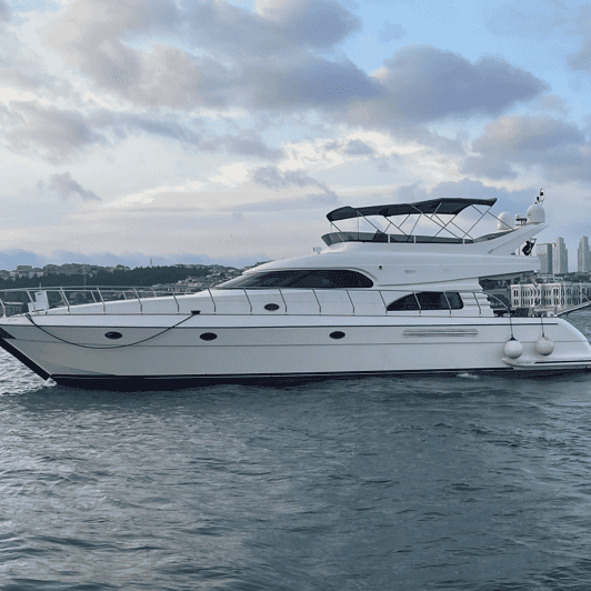 İstanbul: Private Bosphorus Tour On Luxury Yacht Pre#2 - Galata Tower and the Karaköy waterfront