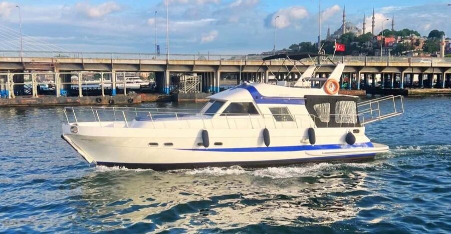 İstanbul:Private Luxury Yacht on Bosphorus 14 Meter(46 feet) - Ortaköy Mosque and the Bosphorus Bridge