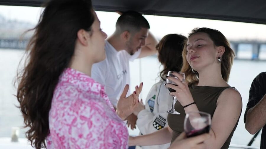 İstanbul:Private Luxury Yacht on Bosphorus 14 Meter(46 feet) - Leaving from Ayvansaray and setting the pace