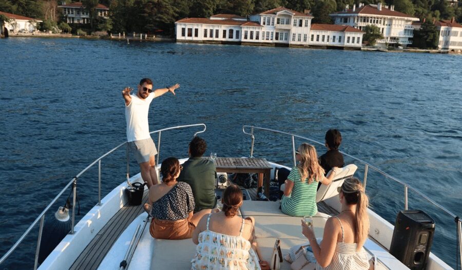 Istanbul: Small Group Yacht Tour with Unlimited Wine - Rumeli Fortress and Küçüksu Palace from the water