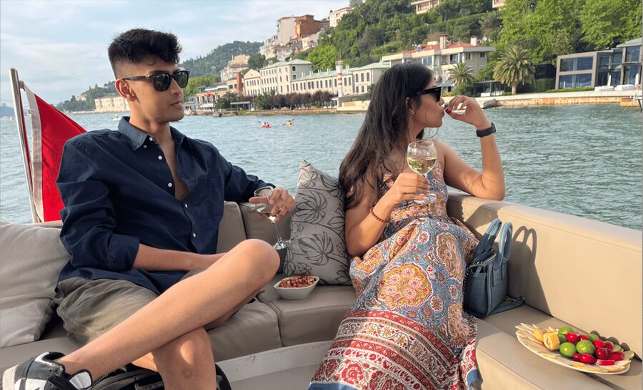 Istanbul: Small Group Yacht Tour with Unlimited Wine - Dolmabahçe, Çırağan, and Ortaköy