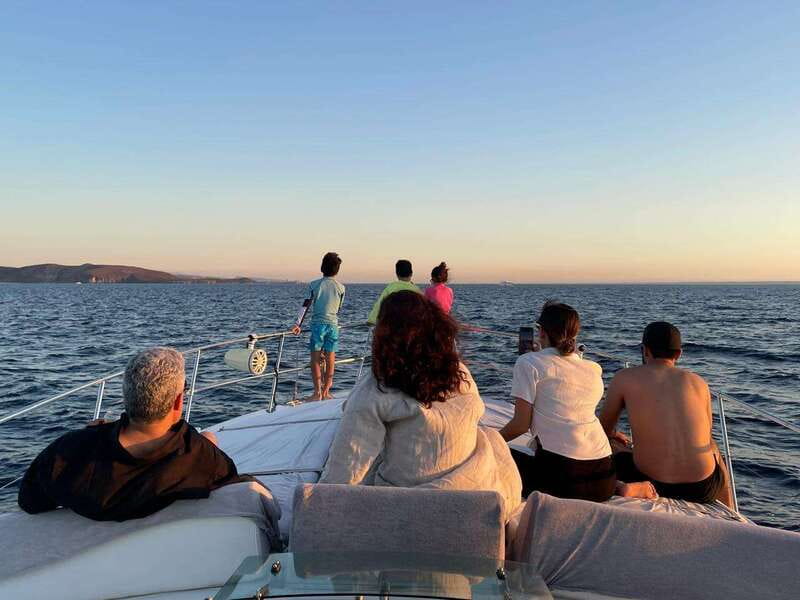 La Paz: Balandra Beach Luxury Yacht Charter Cruise - Lobera San Rafaelito and its sea lions
