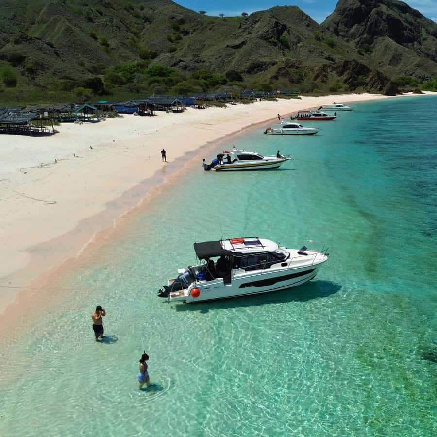 Labuan Bajo: Private Yacht Komodo Islands & Manta Snorkel - Key points at a glance