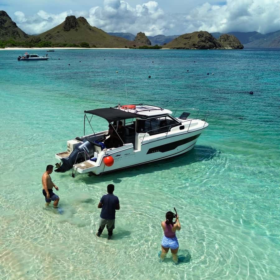 Labuan Bajo: Private Yacht Komodo Islands & Manta Snorkel - Padar Island and the climb to the famous view