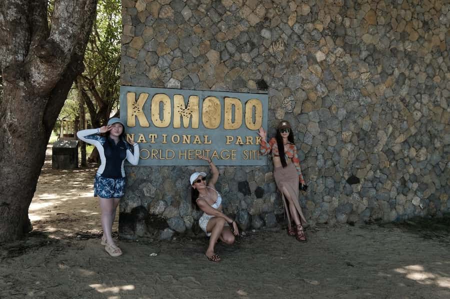 Labuan Bajo: Private Yacht Komodo Islands & Manta Snorkel - Pink Beach, with time to slow down