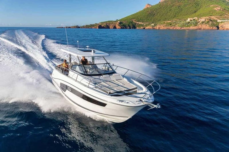 Latchi: Private Yacht Charter on Latchi Oasis - The Jeanneau yacht: comfort over showy luxury