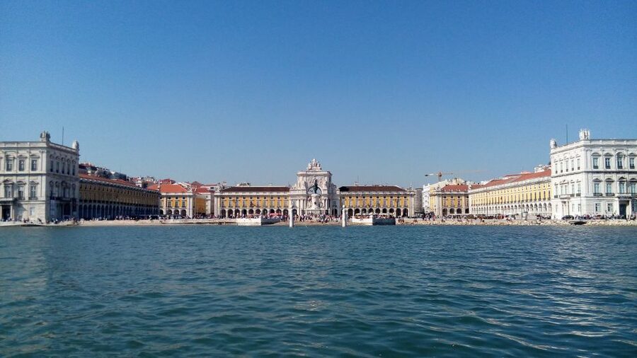 Lisbon: 2-Hour Sailing Yacht Cruise & Guided Tour w/2 drinks - Key points at a glance