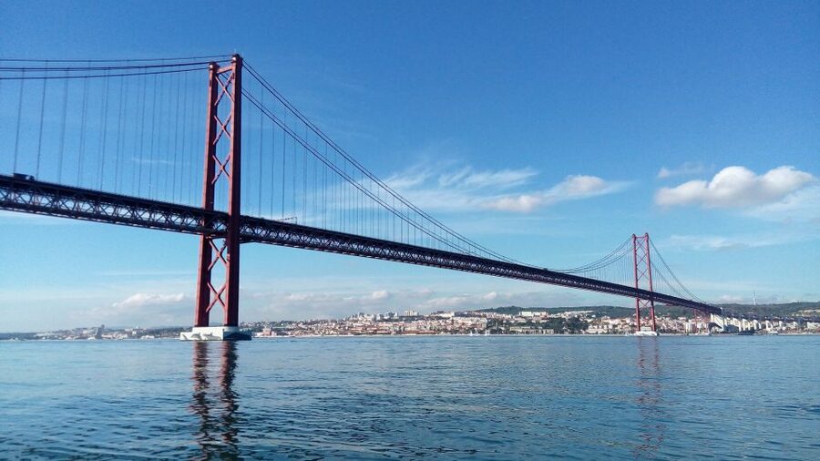 Lisbon: 2-Hour Sailing Yacht Cruise & Guided Tour w/2 drinks - Alfama, São Jorge Castle, and the Expo contrast