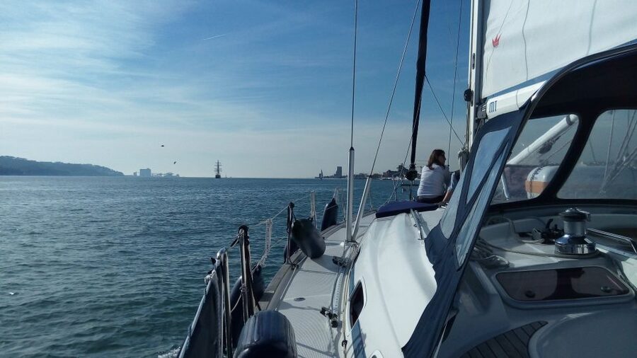 Lisbon: 2-Hour Sailing Yacht Cruise & Guided Tour w/2 drinks - Setting out from the Monument to the Discoveries