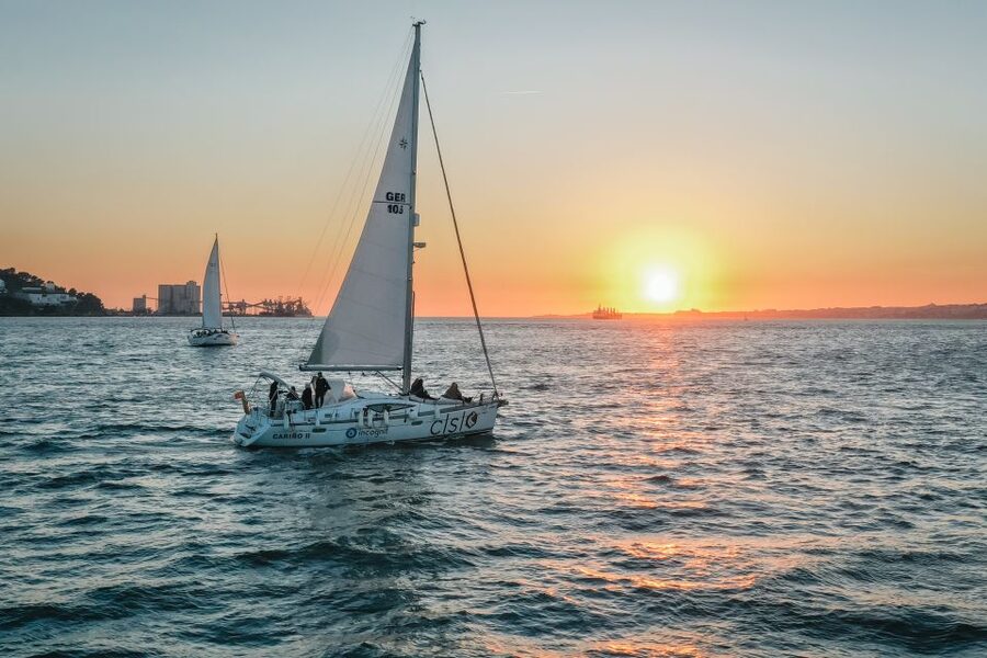 Lisbon: Private Tagus River Yacht Tour - Sailing past Belém Tower and the Discoveries Monument
