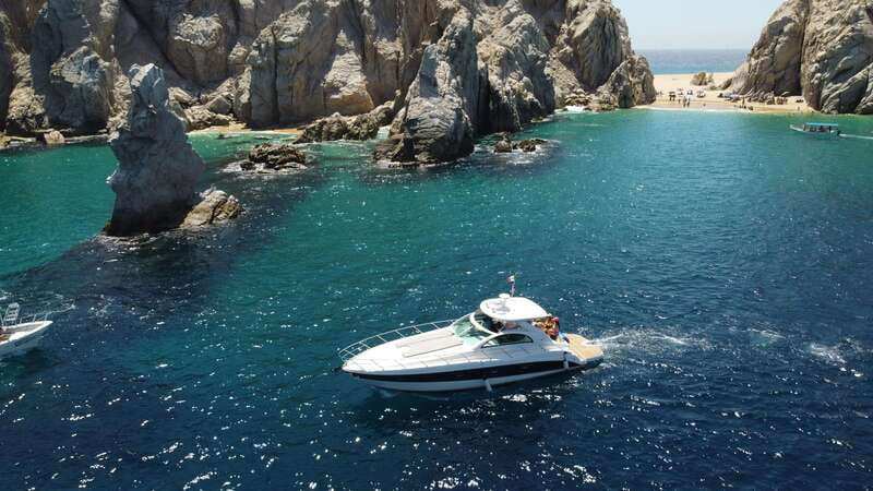 LOS CABOS: PRIVATE BAY AND ARCH TOUR. LUXURY YACHT - The arch is a photo stop, not a long visit