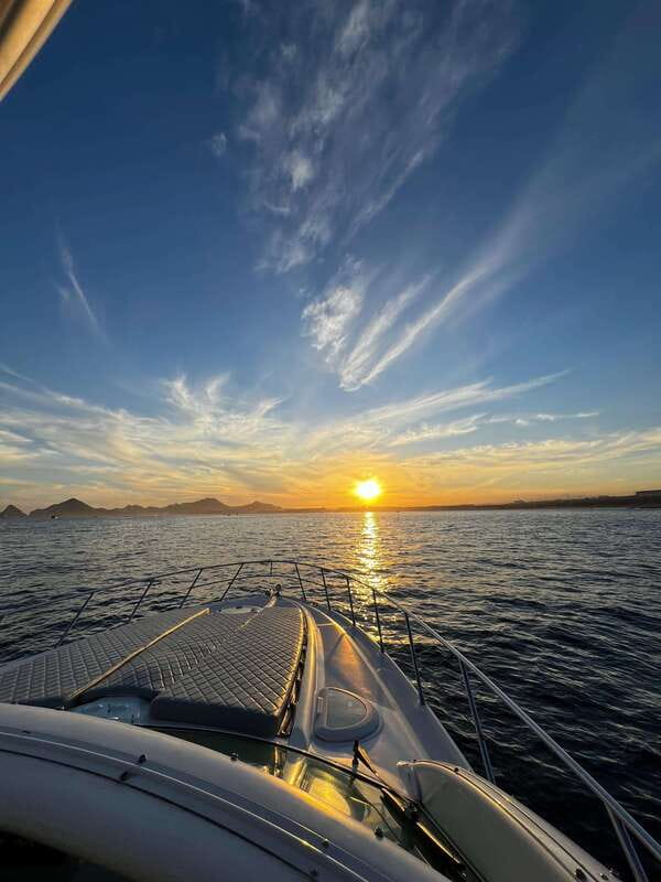 LOS CABOS: PRIVATE BAY AND ARCH TOUR. LUXURY YACHT - Lovers Beach and Pelican Rock add variety