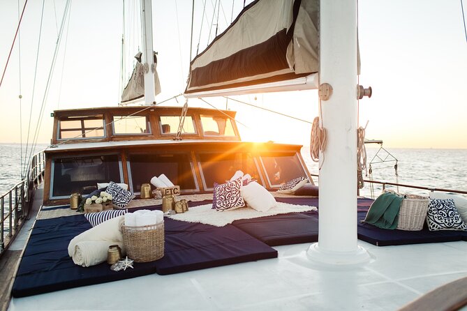 Luxury Yacht Snorkeling & Lunch Cruise from Cabo San Lucas - Crew service and the feel of a smaller group