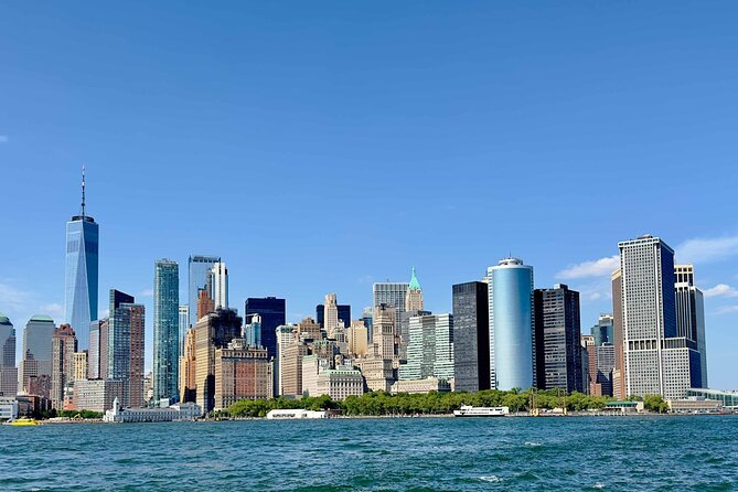 Manhattan Architecture Yacht Cruise - Chrysler Building and the East River view