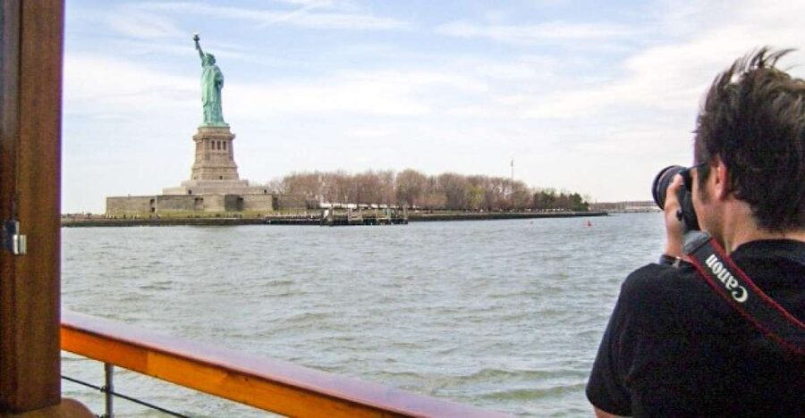 Manhattan: Statue and Skyline Cruise Aboard a Luxury Yacht - Is the 90-minute yacht cruise worth booking?
