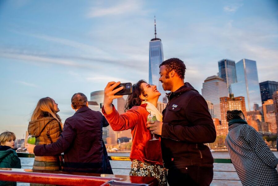Manhattan: Statue and Skyline Cruise Aboard a Luxury Yacht - Battery Park, the financial district, and the harbor