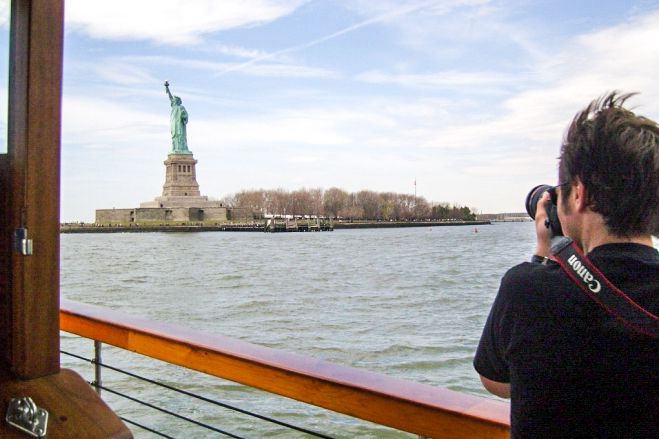 Manhattan: Statue and Skyline Cruise Aboard a Luxury Yacht - Drinks, food, and the value of $60