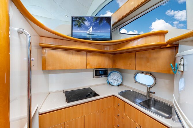 Miami 2 Hours Private Yacht Tour for 13 ppl on a 50 ft Yacht - The five-minute Miami Beach Marina stop