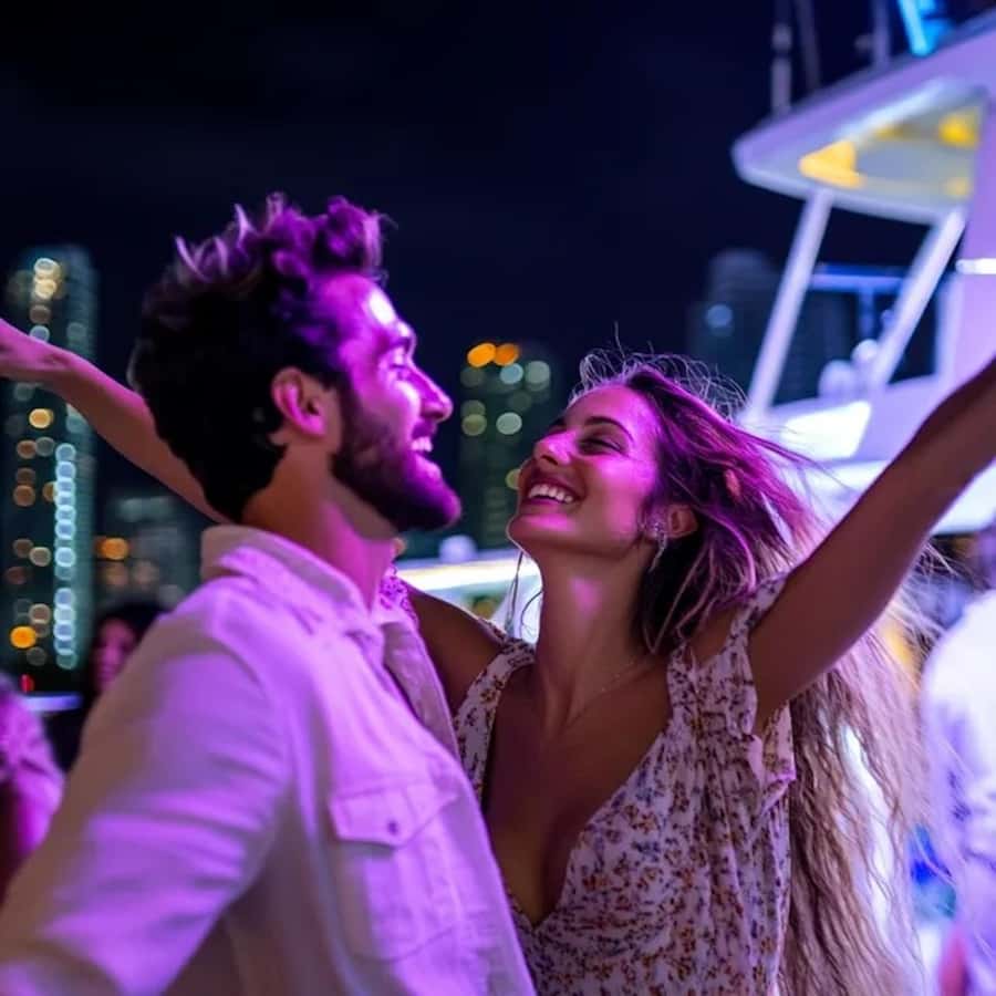 Miami: Party Yacht Cruise with Open Bar and DJ - Finding Bayside Marina without a rushed start