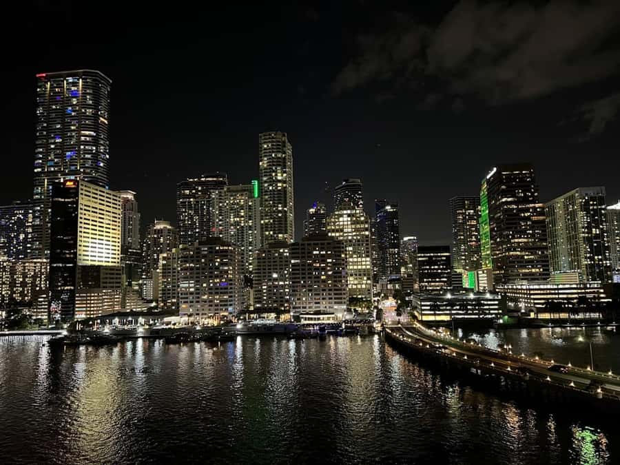 Miami: Party Yacht Cruise with Open Bar and DJ - How to protect your evening from common problems