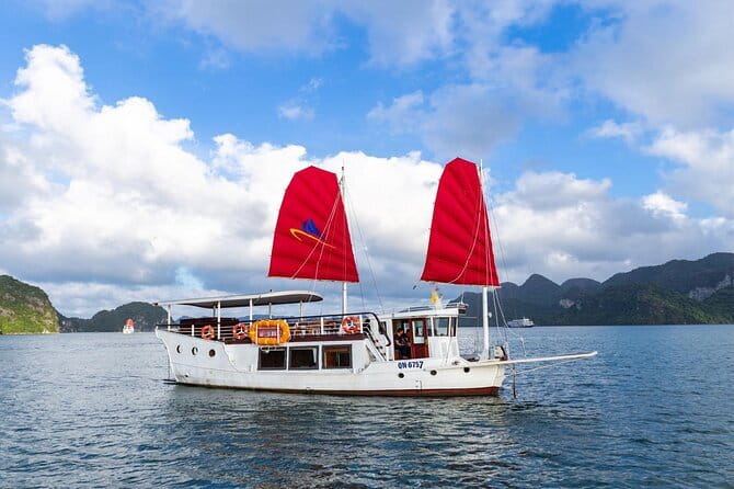 Mumbai Bay Breeze Sail on a Compact Yacht Experience - Sunset timing and the chance of dolphins